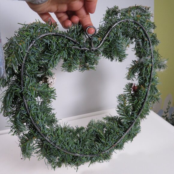 1980s Heart shaped Wreath NEEDS A REFRESH thick wire heart shaped frame - Picture 6 of 10
